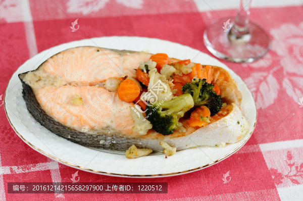 美味三文魚配蔬菜