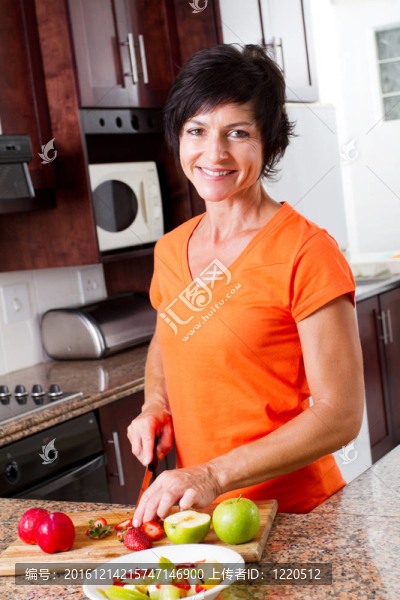 中年婦女在廚房做飯
