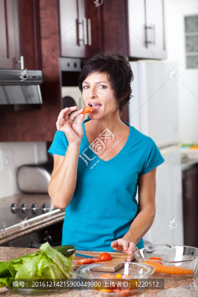 現(xiàn)代中年婦女做沙拉