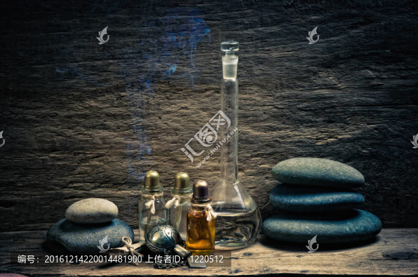 在芬芳的香水精油瓶實(shí)驗(yàn)室