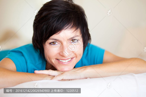快樂(lè)中年婦女