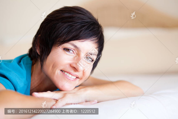 微笑的中年婦女躺在床上