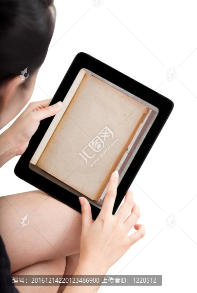 女人是在平板電腦上的電子書應(yīng)用模型