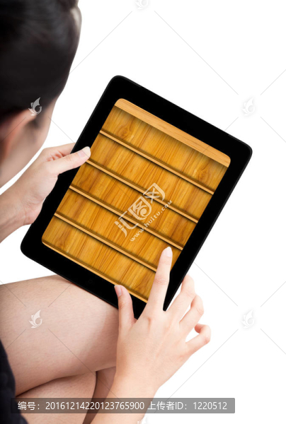 女人是在平板電腦上的電子書應用模型