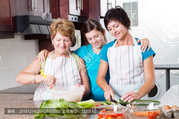少女看媽媽和奶奶做飯