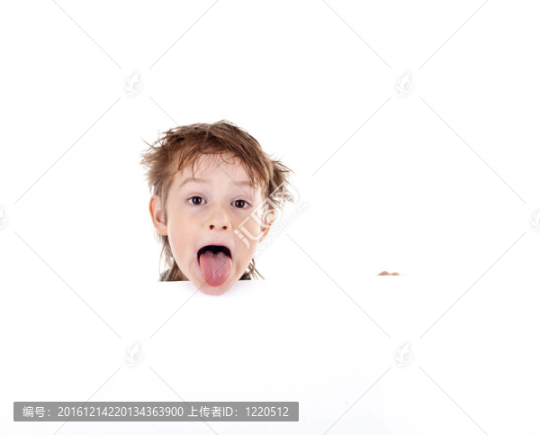 在白色背景上孤立的小男孩