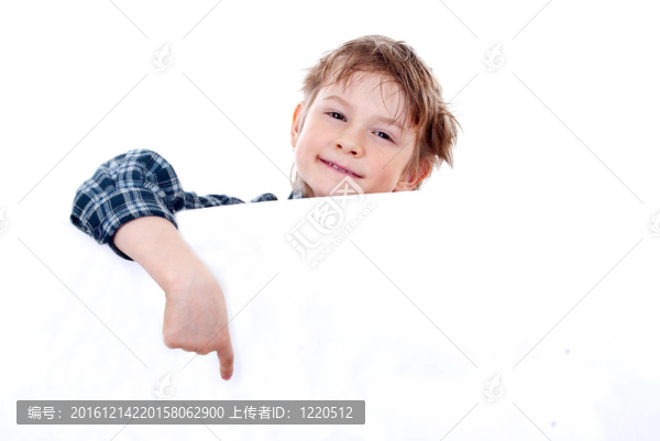 在白色背景上孤立的小男孩