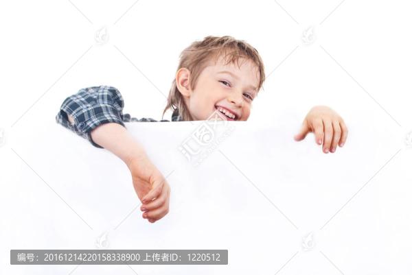 在白色背景上孤立的小男孩