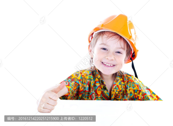 帶頭盔的小男孩