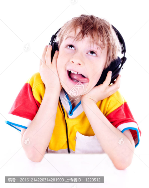 一個甜美的年輕男孩在白色背景耳機上聽音樂的肖像