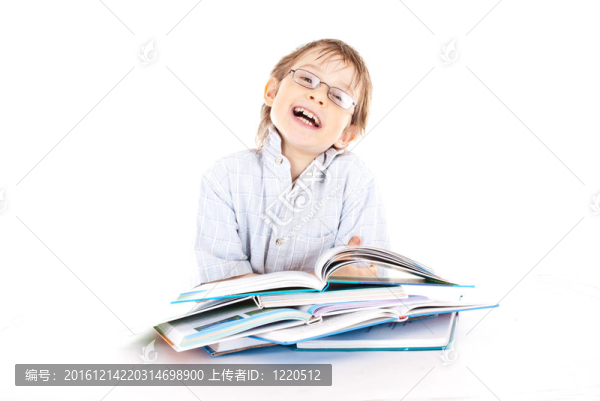 男孩讀書