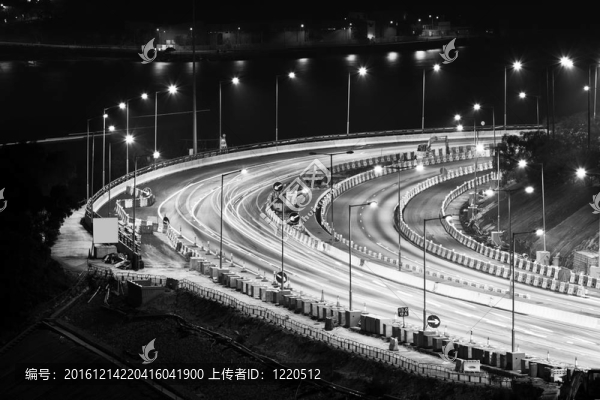 在夜晚的香港公路交通
