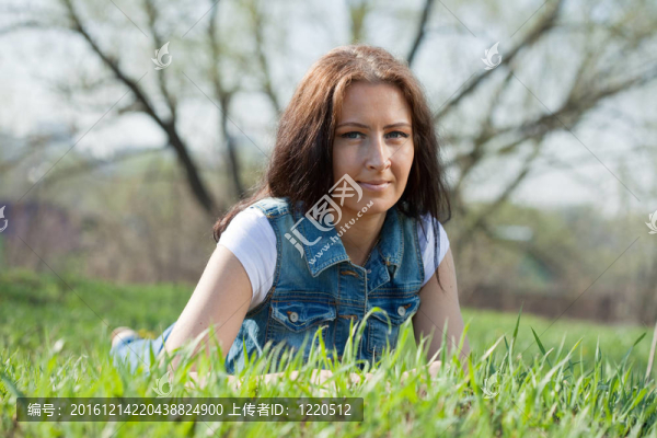 草地上的中年婦女