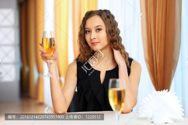 年輕漂亮的女人坐在餐館里