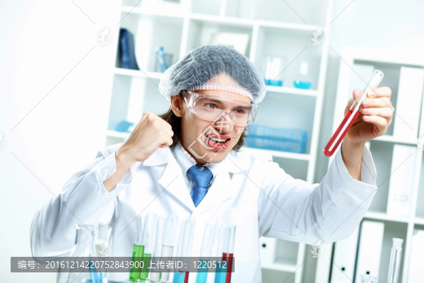 在實(shí)驗(yàn)室工作的年輕科學(xué)家