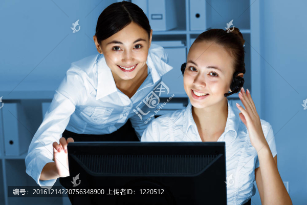 年輕女士在商務(wù)服和耳機(jī)