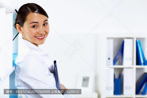 年輕婦女在辦公室上班