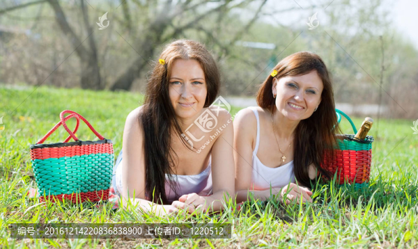 快樂的女人在公園放松