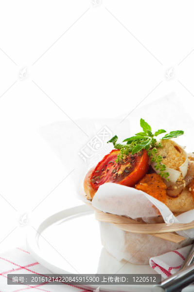 新鮮的比薩松餅點(diǎn)心在白色背景作為工作室SH