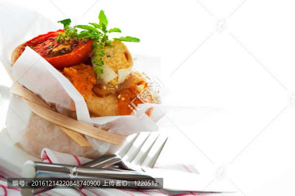 新鮮的比薩松餅點(diǎn)心在白色背景作為一個(gè)工作室拍攝