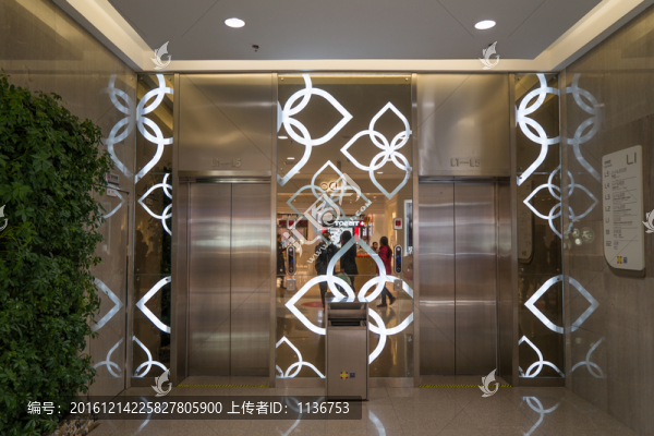 商場(chǎng)電梯間