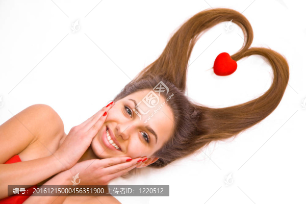 年輕的女孩笑了