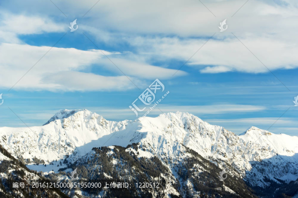 白雪覆蓋著美麗的高山山峰