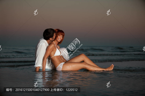 快樂；海邊浪漫的情侶；