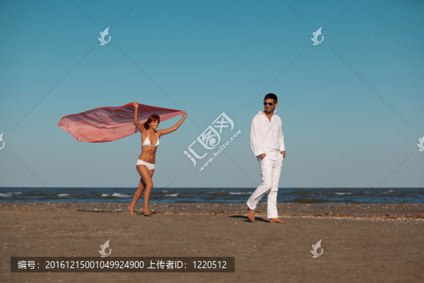 快樂的；年輕的夫婦沿著海岸