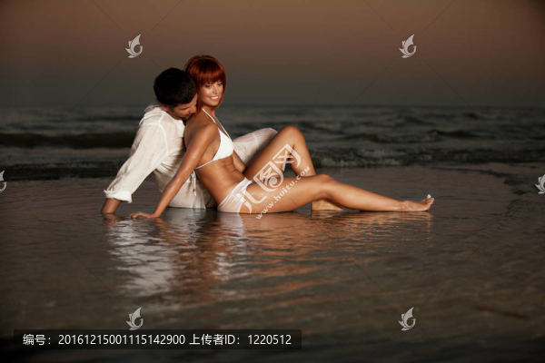 快樂；浪漫情侶；海邊
