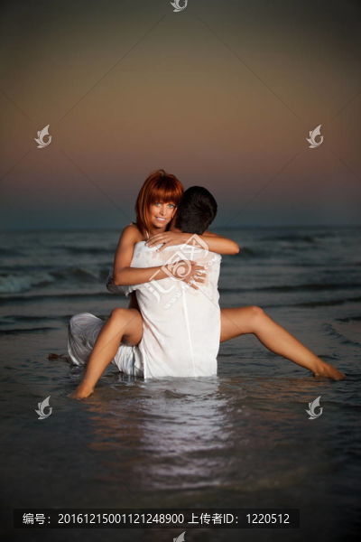 快樂；浪漫情侶；海邊