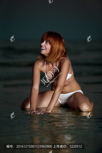 美麗；年輕女子坐在海邊