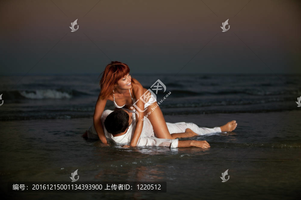 快樂；浪漫情侶；海邊