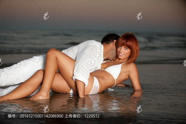 快樂；浪漫情侶；海邊