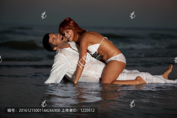 快樂；海邊浪漫的情侶；