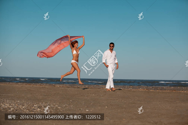 快樂；年輕夫婦沿著海邊散步