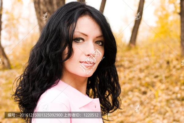 在公園里，美麗的黑發(fā)女人