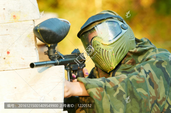 彩彈射擊運動員的頭部開槍