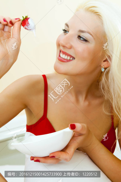 女人吃草莓