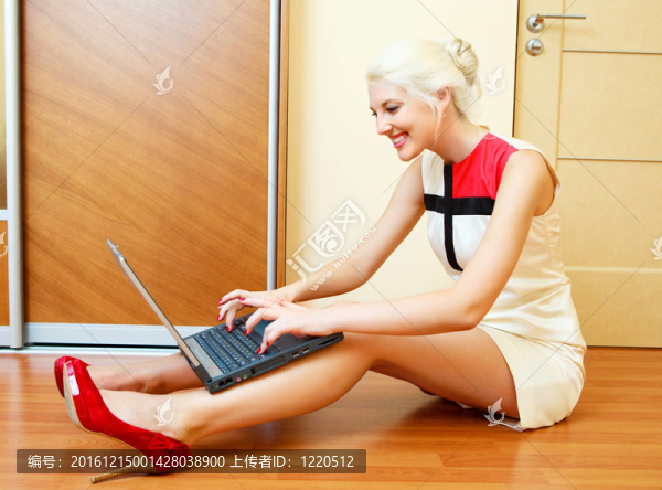 帶筆記本電腦的女人