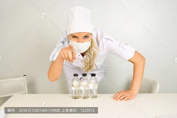 年輕的醫(yī)生用手指著我們
