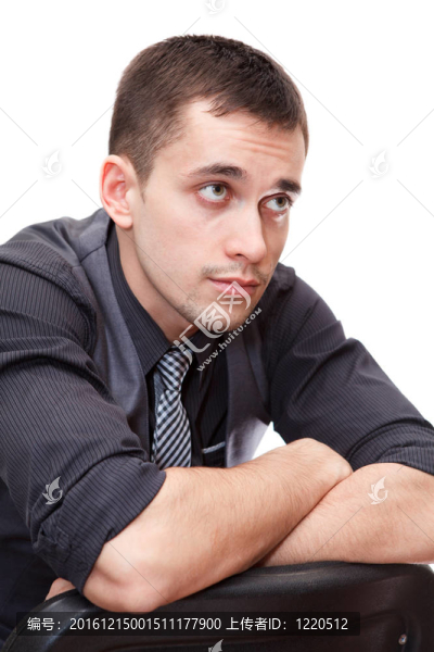 年輕聰明的商人坐在椅子上坐在白色背景上的肖像