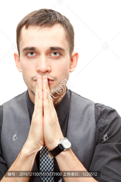 年輕自信的商人在白色背景上雙手合十的肖像