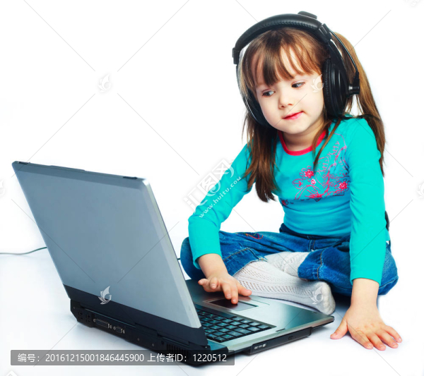 帶筆記本電腦的小女孩
