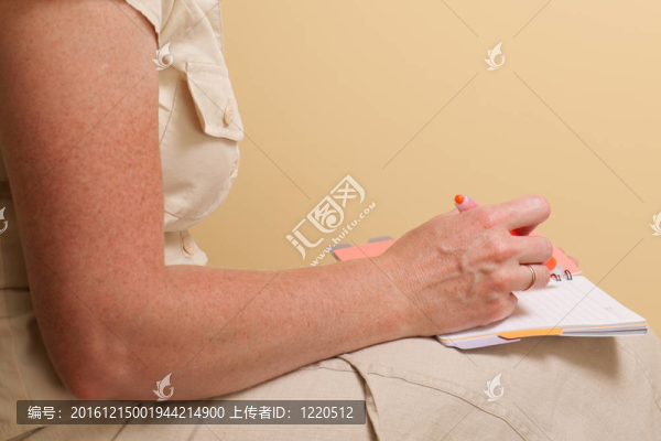 筆記本和紅筆女