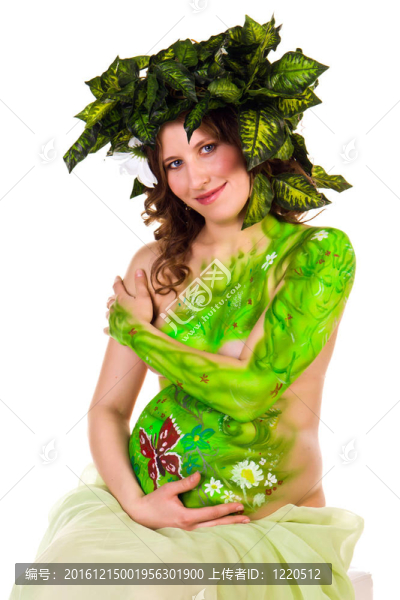 孕婦與身體藝術綠葉