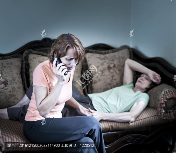 關(guān)注生病母親的女人