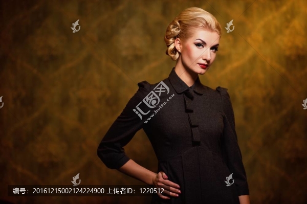 穿灰色連衣裙的復古女人。