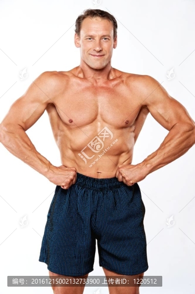 英俊的肌肉男子孤立在白色