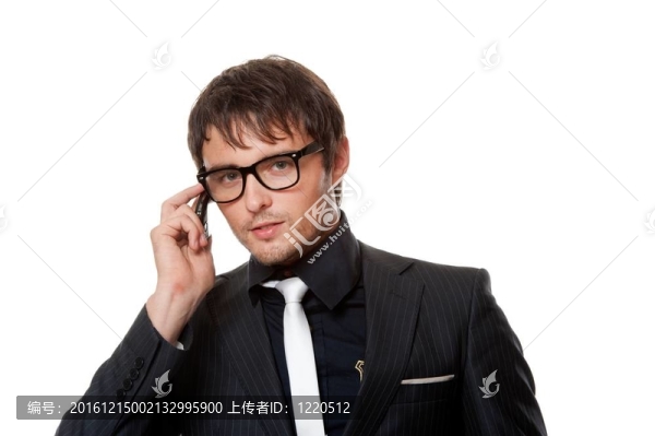 帥氣的年輕人在打電話。